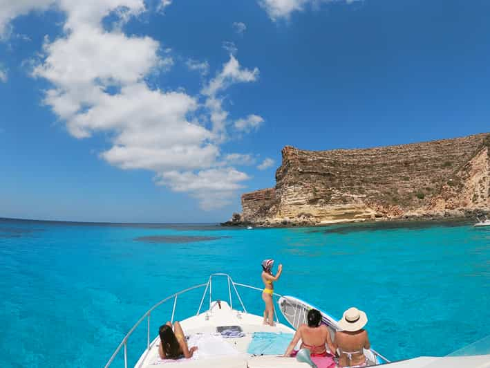 Lampedusa: Bahía de Tabaccara, tour en barco por la Isla de los Conejos con almuerzo