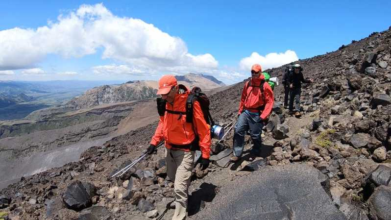 Desde Pucón: Ascenso Guiado al Volcán Lanín