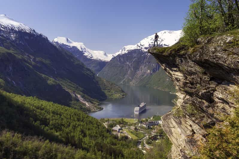 Geiranger: Recorrido en autobús con audioguía multilingüe