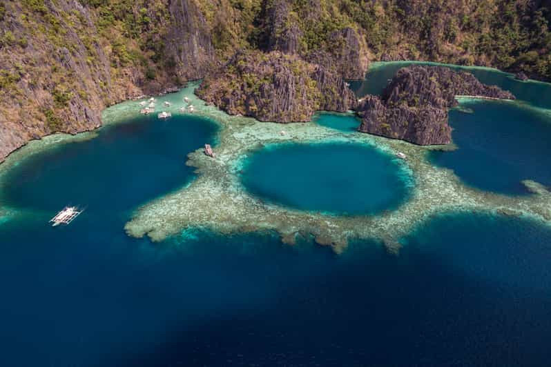 Desde Coron: Excursión de un día en barco para saltar de isla en isla con almuerzo buffet