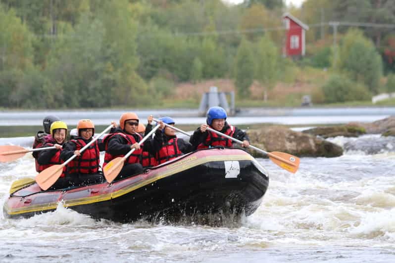 Jyväskylä o Laukaa: Excursión en balsa por el río Kuusaa con recogida