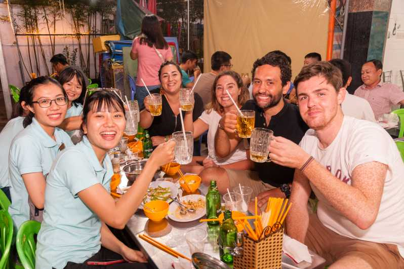 Saigón: Degustación de comida callejera y tour turístico en moto