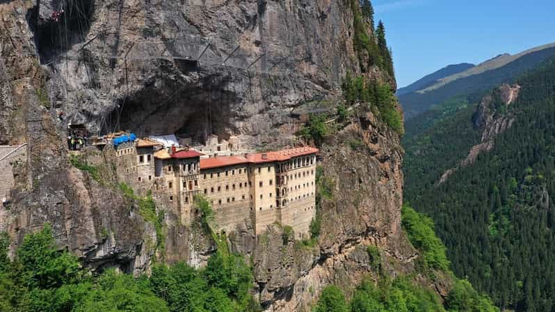 Desde Trabzon: excursión de un día al monasterio de Soumela y la cueva de Karaca