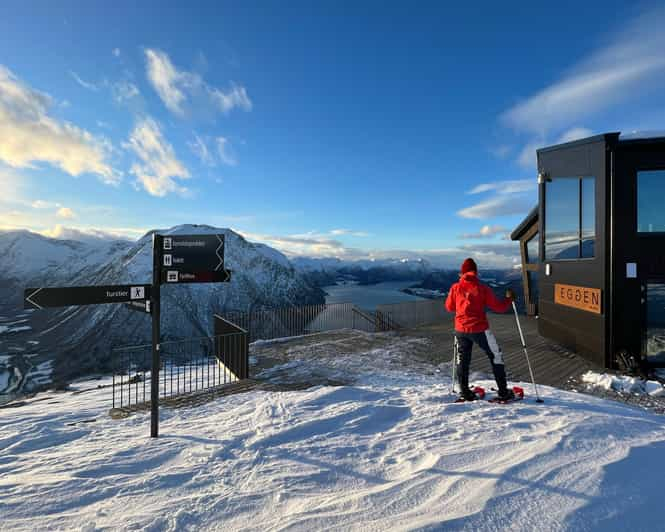 Åndalsnes: Excursión con raquetas de nieve a Nesaksla con ticket de entrada a la telecabina