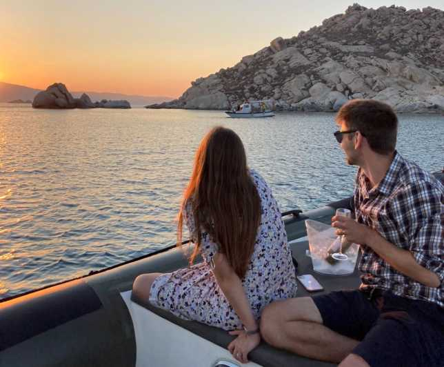Naxos: tour privado en barco al atardecer con fruta y champán