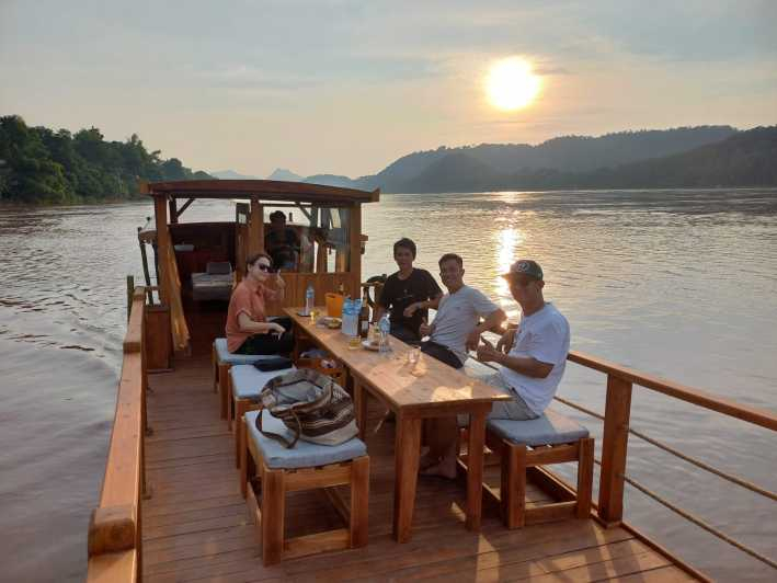 Luang Prabang: Crucero por el Mekong al Atardecer y Cena de Ollas Calientes