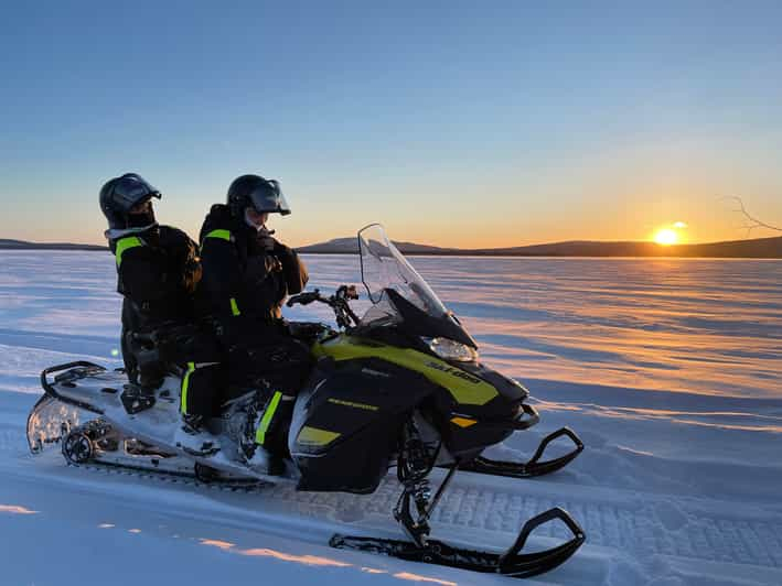 Kiruna: Excursión guiada en moto de nieve y experiencia Fika sueca