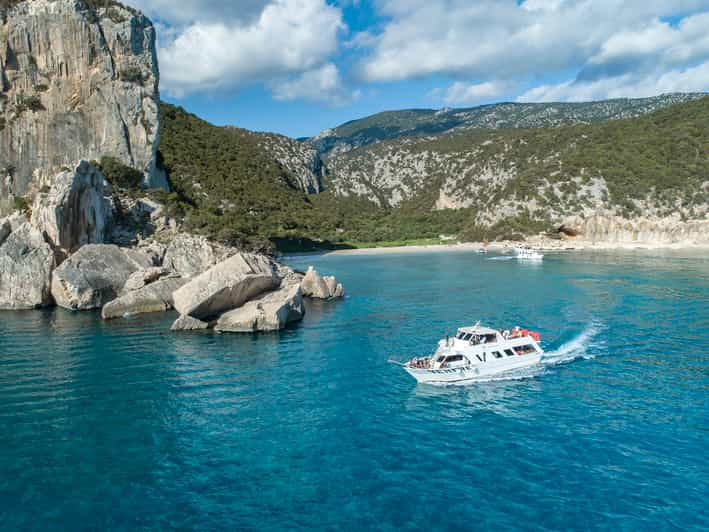 Cala Gonone: excursión de un día en barco al golfo de Orosei con paradas para nadar