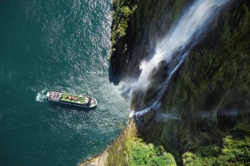 Desde Te Anau Excursión de un día en autobús y crucero por Milford Sound