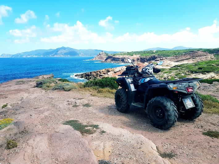 Alghero: Excursión guiada en quad con parada para nadar