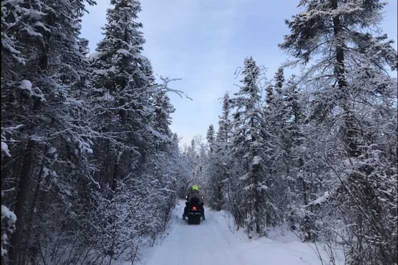 Yellowknife: Excursión en moto de nieve de travesía con equipo de invierno