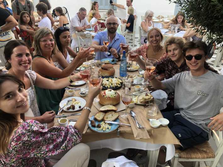 Naxos: Excursión gastronómica por la ciudad de Naxos con degustación y vino incluidos