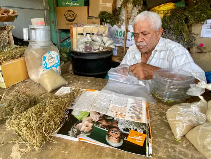 Mindelo: Paseo privado con degustación de comida local