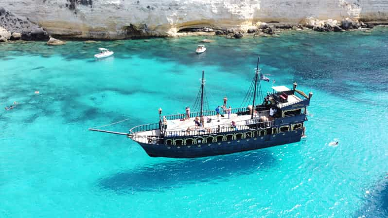 Lampedusa: Tour en barco pirata con comida y música