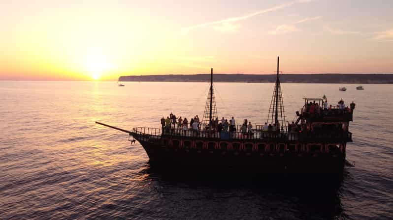 Lampedusa: Avistamiento de delfines al atardecer en un barco pirata