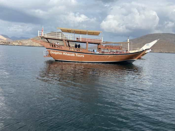 Desde Jasab: Crucero privado nocturno en dhow por los fiordos de Musandam