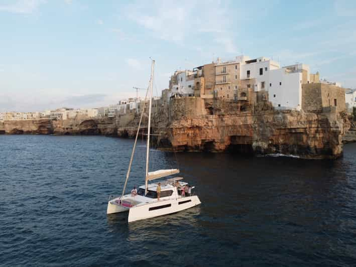 Polignano a Mare: Excursión en catamarán con aperitivo y comida local