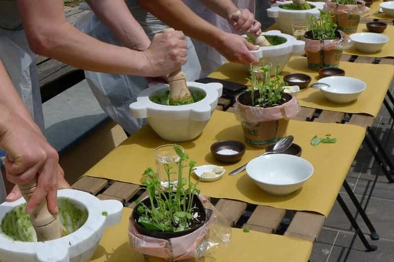 Manarola: Auténtica Clase de Elaboración de Pesto en Cinque Terre