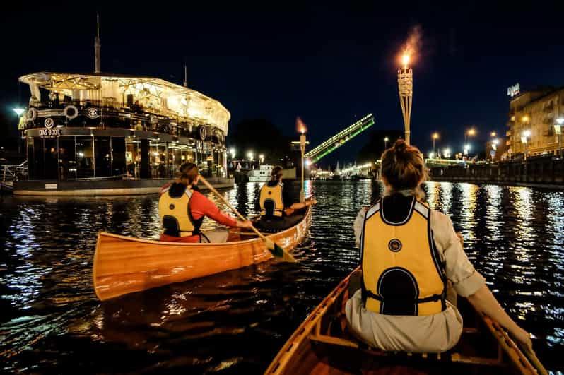 Klaipeda: Visita guiada nocturna en canoa de madera