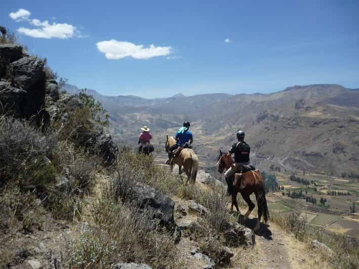 Desde Arequipa: Excursión de 2 días al Valle y Cañón del Colca y Paseos a Caballo