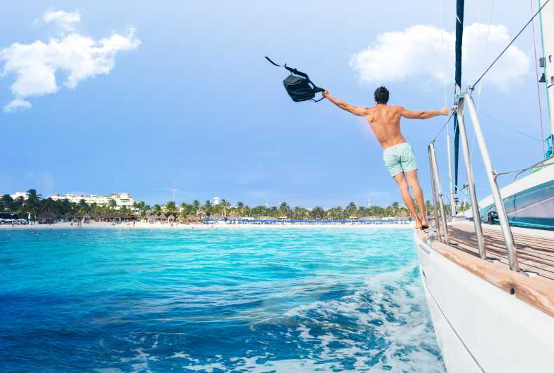 Cancún: Navegación en catamarán por Isla Mujeres y recogida en el hotel