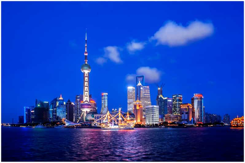 Shanghai: Excursión Nocturna en Crucero por el Río con Cena al Estilo Xinjiang