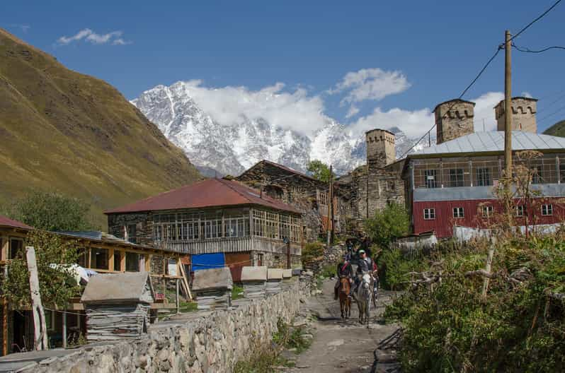 Desde Kutaisi: Safari en 4x4 de 2 días por los pueblos de montaña de Svaneti