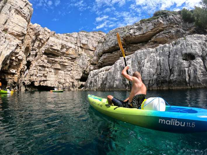 Pula: Excursión en Kayak por las Cuevas Marinas con Snorkel y Natación