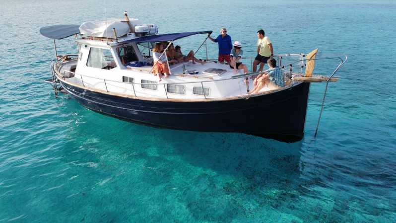 Desde Cala Galdana: excursión en barco por las calas de Menorca con tentempiés locales