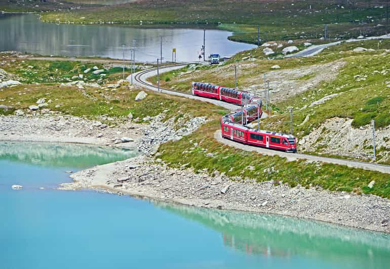 Desde el Lago de Como: Excursión en Tren Rojo Bernina a St. Moritz