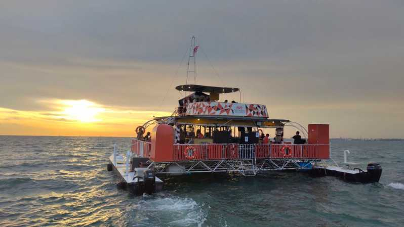Puerto Dickson: Crucero Dragón al Atardecer con Jacuzzi de Agua Salada