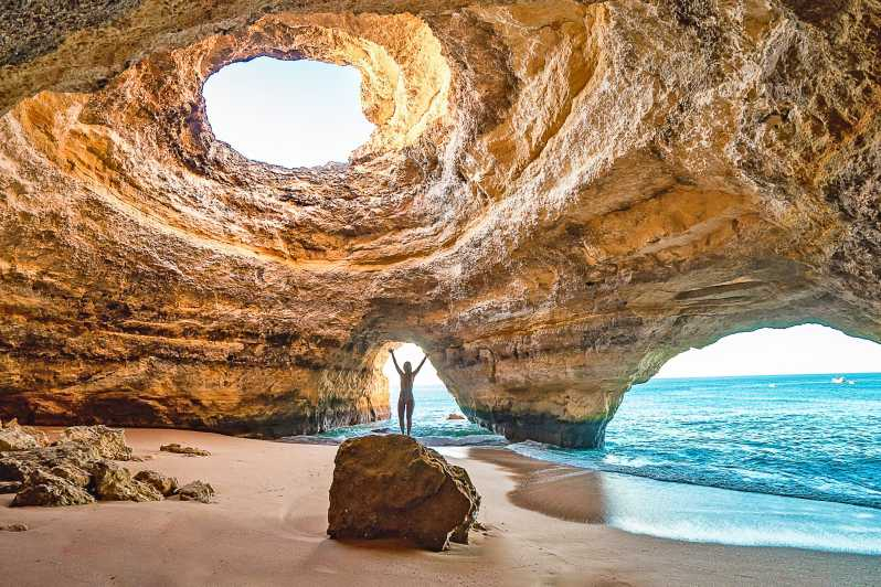 Desde Portimão: Tour en barco por las grutas marinas de Benagil al amanecer
