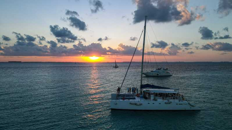 Desde Cancún: crucero en catamarán al atardecer por Isla Mujeres