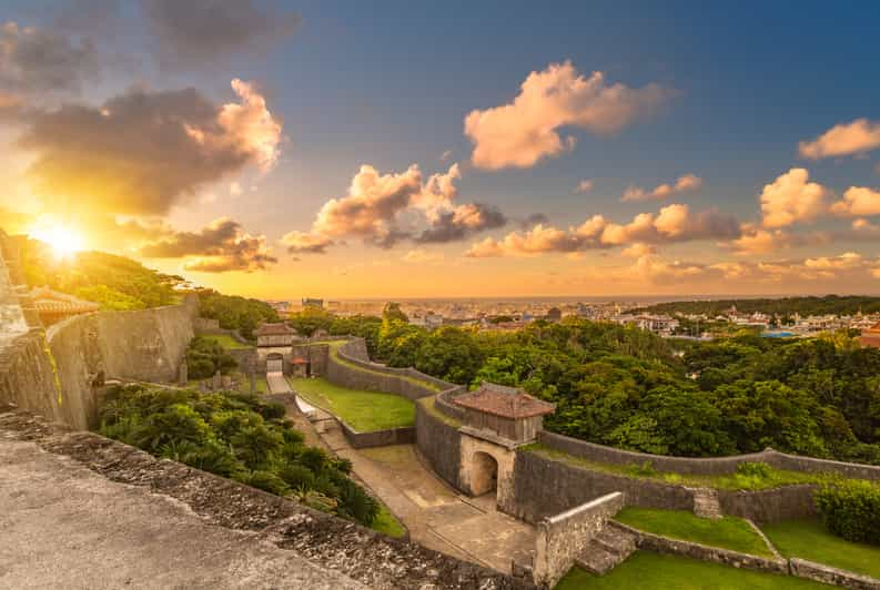 Explorando la Belleza Natural y la Rica Historia de Okinawa