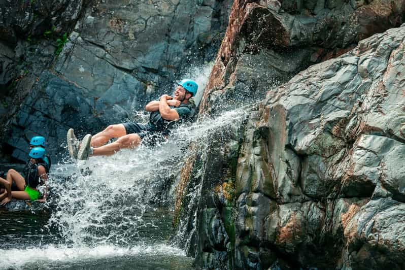 Tour de medio día: Aventura en la selva tropical y tobogán acuático de El Yunque