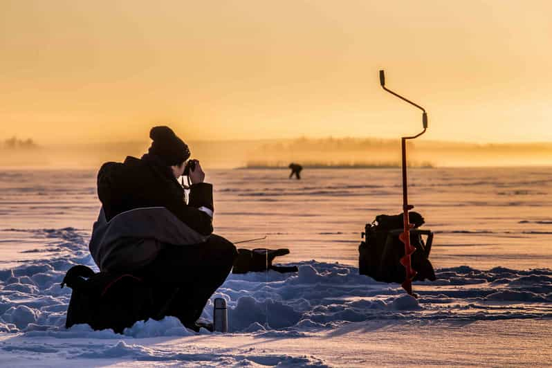 Levi: Pesca en hielo en un lago helado