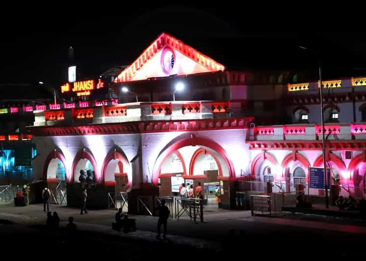 Desde Jhansi Estación de tren a Khajuraho Traslado sin problemas