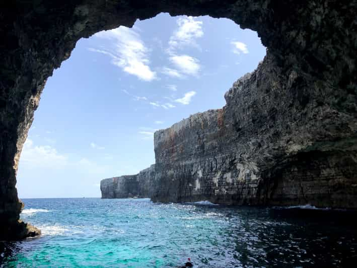 Gozo: Visita de 20 minutos a una cueva y parada en la Laguna Azul