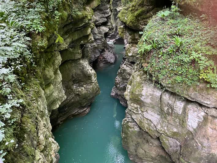 Tiflis: Kutaisi, Bagrati y Cueva de Prometeo Viaje Privado