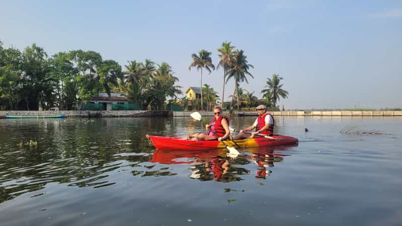 Excursión en kayak por los remansos de Kerala (Kumarakom)