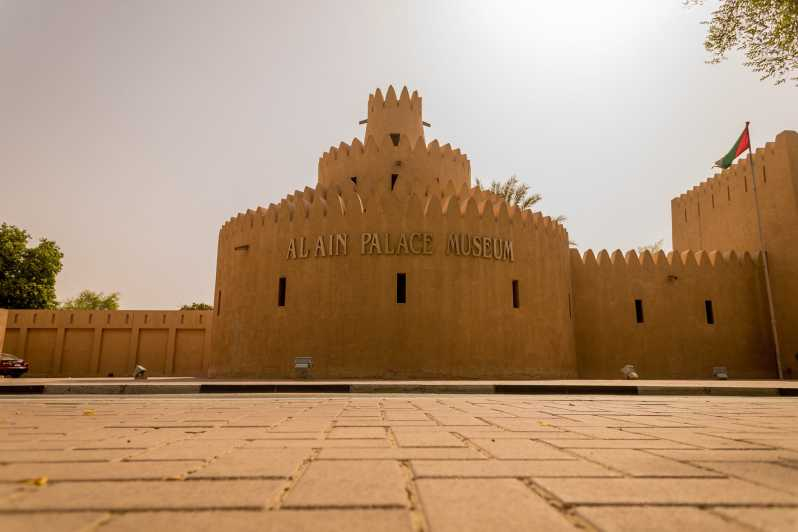 La excursión de Dubai a Al Ain es un viaje de la arena al exuberante oasis.