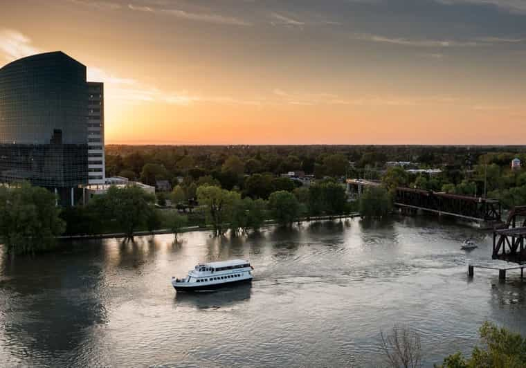 Sacramento: Crucero fluvial de fuegos artificiales de Nochevieja