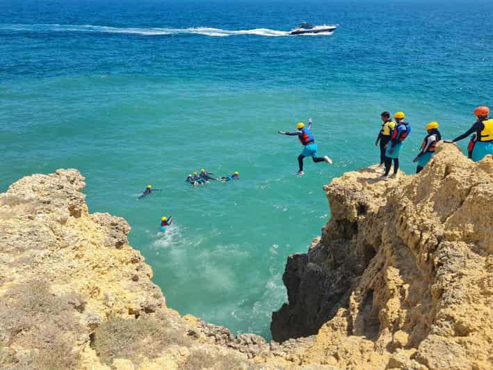 Albufeira: Excursión guiada de Coasteering con Salto de Acantilados