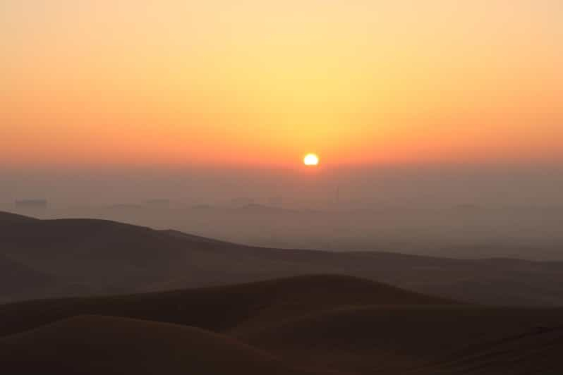 Safari al Amanecer en el Desierto de Dubai con Sandboarding y paseo en camello