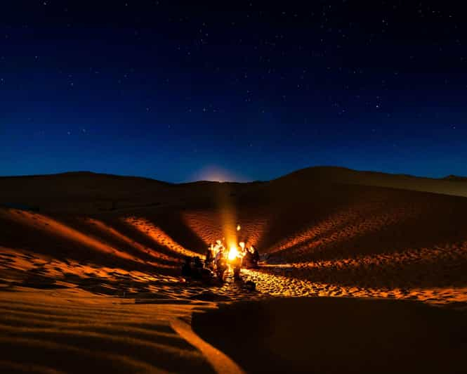 Estrellas y arena: Una pernoctación mágica en el desierto