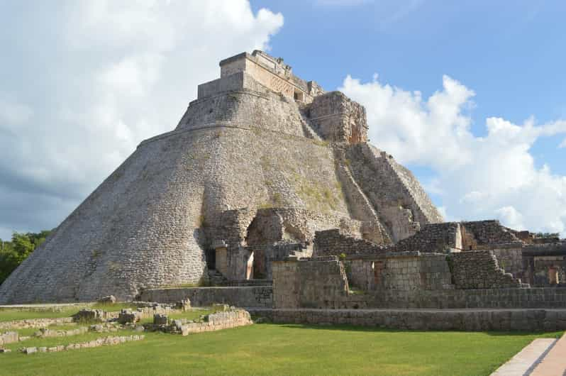 Uxmal: Visita guiada a pie de la zona arqueológica con entrada gratuita