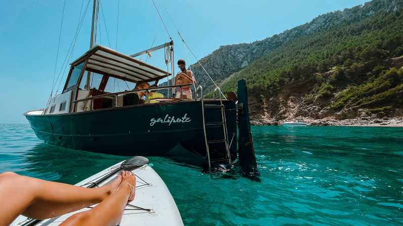 Tour en barco privado navegando por la costa norte de Mallorca