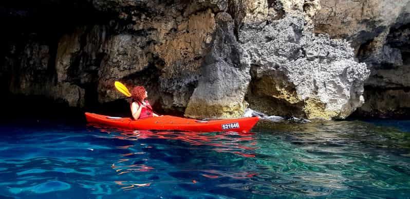 Gozo: Aventura guiada en kayak por Comino y la Laguna Azul