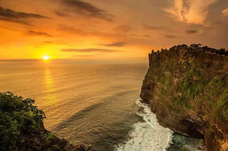 Bali:Excursión al atardecer en Tanah Lot y Uluwatu [Todo incluido]