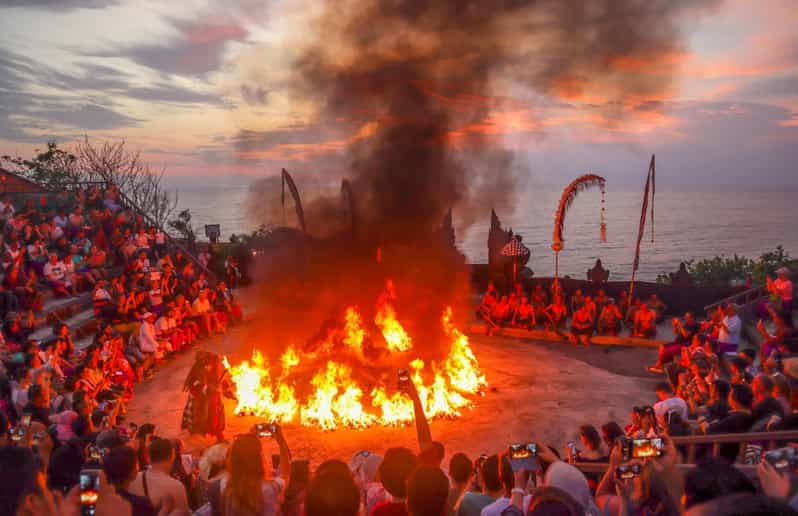 El Encanto de Uluwatu: La puesta de sol de Bali, la danza Kecak y Jimbaran